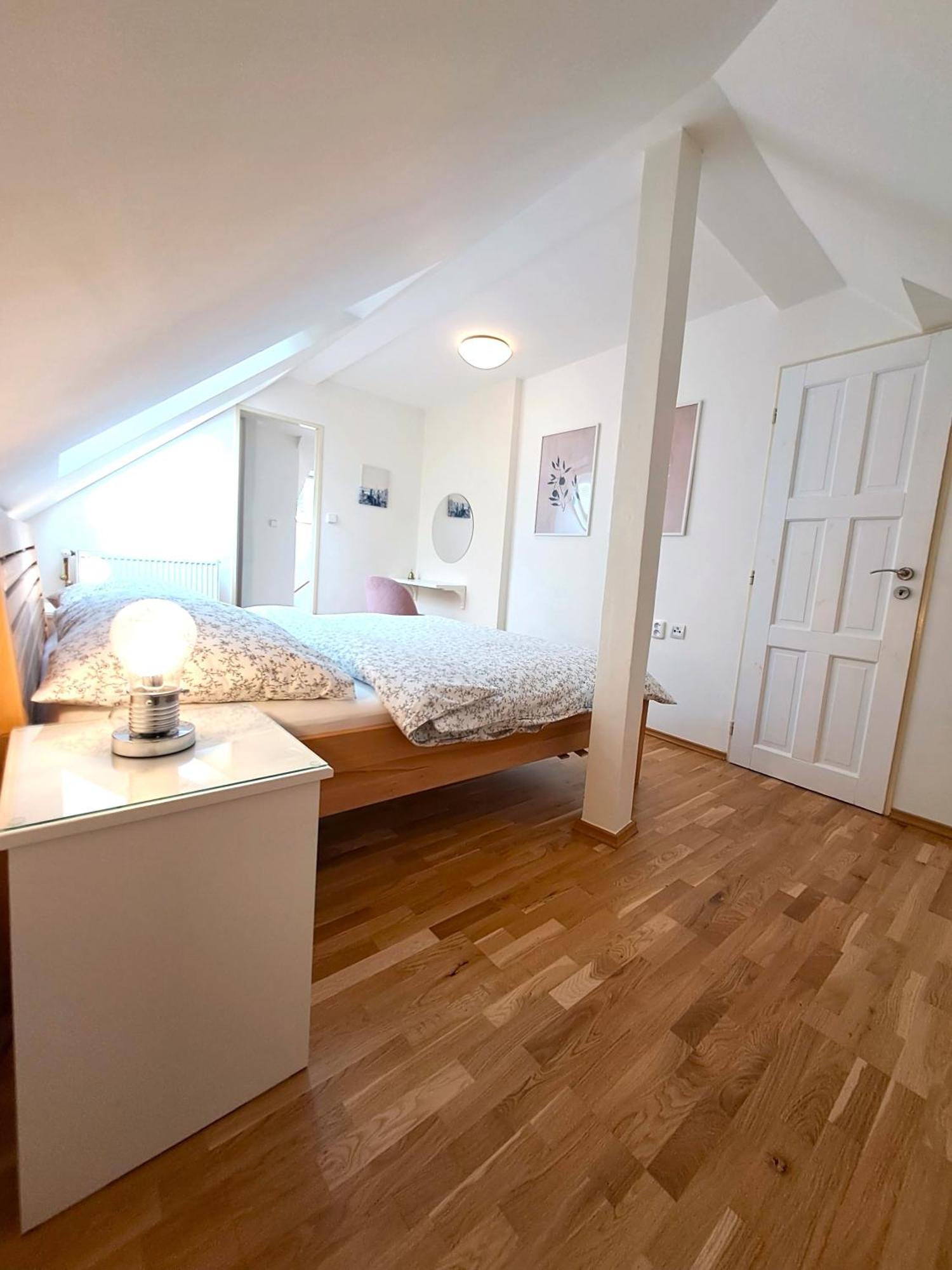 Apartmanovy Dum Se Zahradou V Klidne Casti Prahy Praga Exterior foto